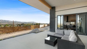 Desert Ridge - Hot Tub, Fire Pit, BBQ, Out Door Shower & Incredi home